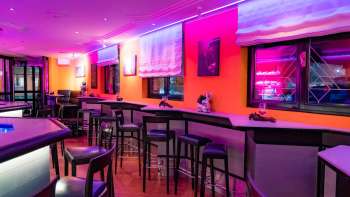 Vue de l'intérieur du Viva Bar, qui est éclairé en rose
