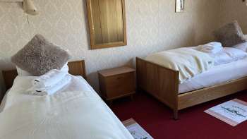 Chambre à coucher avec deux lits simples