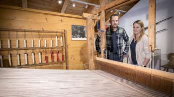 Les visiteurs observent le métier à tisser au musée Walser