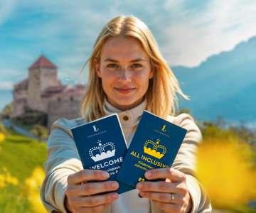Madame présente le Passeport découvertes WELCOME et ALL INCLUSIVE devant le château de Vaduz