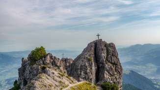 Deux croix de sommet sur les rochers des Trois Sœurs avec vue sur la vallée du Rhin le long de la Route 66 au Liechtenstein