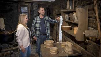Les visiteurs admirent des objets usuels historiques au musée Walser