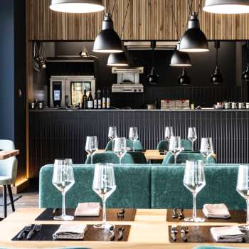 Salle de restaurant agréable avec une disposition décontractée des sièges, un mobilier moderne et une décoration murale créative