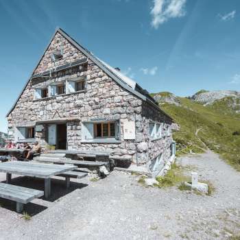 Refuge Pfälzerhütte dans les Alpes liechtensteinoises, par temps ensoleillé