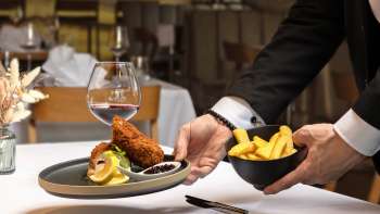 Plat servi avec de la viande panée et des frites dans une présentation moderne au restaurant Alpspitz.