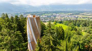 Tour d'observation moderne sur Dux au Liechtenstein, entourée de forêts avec vue sur la vallée du Rhin