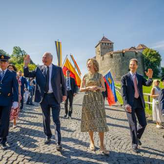 La famille princière et les invités à l'acte d'État 2024 au Liechtenstein devant le château de Vaduz