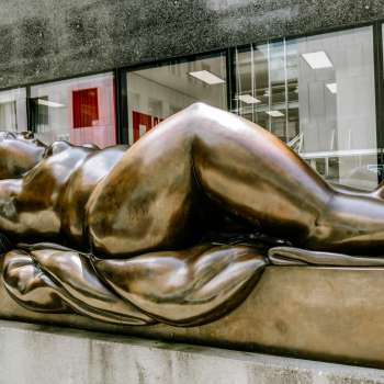 Sculpture représentant une femme allongée devant l'Musée des Beaux-Arts du Liechtenstein , à Vaduz