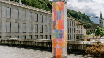 Stèle anniversaire colorée à Vaduz avec des ornements lumineux, conçue par l'artiste Evelyne Bermann.