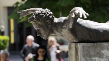 Sculpture en bronze Phoenix de Doris Bühler à Vaduz, un corps humain en position de vol monté sur un socle.