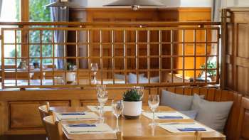 Une table en bois chaleureuse au restaurant Rössle