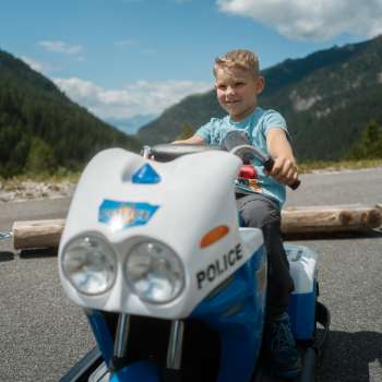 Enfant au volant d'une mini-voiture
