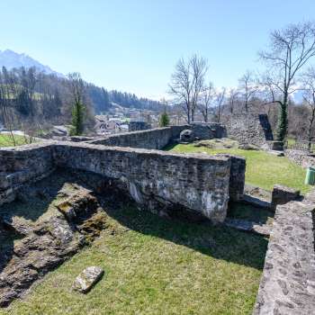 Vestiges de murs des ruines du château de Schellenberg avec une large vue sur la vallée.