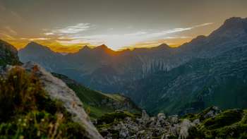 Coucher de soleil sur la crête - Le soleil se couche derrière les sommets et plonge le panorama alpin dans les couleurs chaudes du soir.
