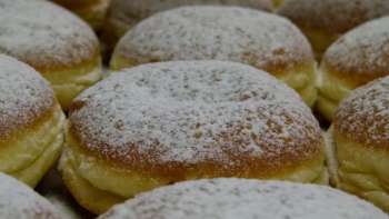 Détail de beignets au sucre glace 