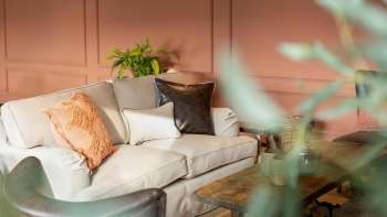 Un espace salon confortable à l'hôtel Giessen