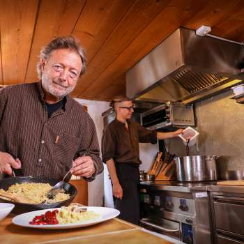 Martin Real cuisine la spécialité du Liechtenstein "Rebel" avec son fils Michael