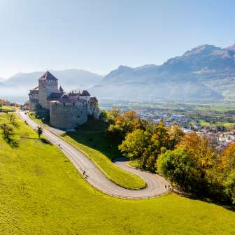 Vue ensoleillée sur le château de Vaduz au Liechtenstein avec le paysage environnant et la vallée du Rhin