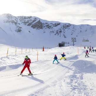 Les enfants apprennent à skier de manière ludique à l'école de ski de Malbun au Liechtenstein - encadrés par des moniteurs de ski expérimentés dans un domaine skiable adapté aux familles.