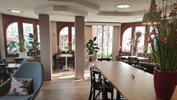 Vue du café aménagé avec soin chez Georg Brot & Kaffee