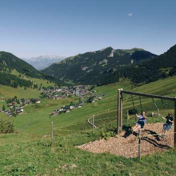 Une famille apprécie de se balancer ensemble sur le Sentier des balançoires à Malbun