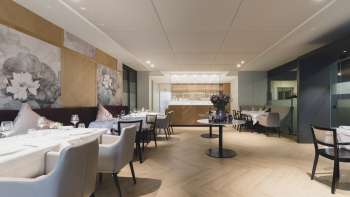 Salle à manger spacieuse avec une atmosphère élégante, de grandes tables et des sièges modernes