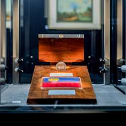 Détail d'une présentation du drapeau national du Liechtenstein dans une chambre en verre dans la SchatzKammer avec une noble monture en bois