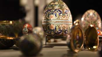 Gros plan d'œufs Fabergé décorés dans une vitrine de la Chambre du Trésor du Liechtenstein