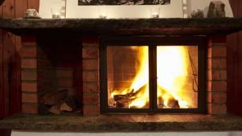 Cheminée chaude avec bois brûlant et lumière d'ambiance
