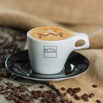 Détail d'une tasse de café chez Kaffee Demmel
