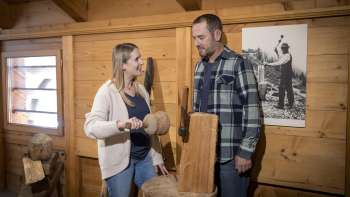 Les visiteurs admirent des objets usuels historiques au musée Walser
