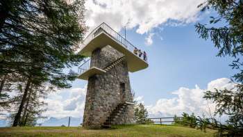 Tour panoramique Gaflei au Liechtenstein avec mur de pierre, escalier en colimaçon et plate-forme - destination de randonnée appréciée pour sa vue panoramique.