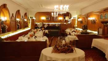 Salle allongée avec des tables festives, une décoration élégante et une lumière chaleureuse Salle allongée avec des tables festives, une décoration élégante et une lumière chaleureuse