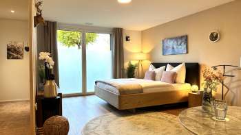 Lit king-size dans un studio élégant et lumineux