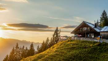 refuge Gafadurahütte au coucher du soleil avec un panorama de rêve sur la vallée du Rhin et les Alpes