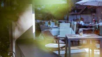 Détail de meubles de terrasse à l'extérieur, avec une ambiance de lumière douce et un environnement vert