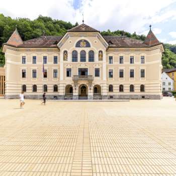 L'imposant bâtiment du gouvernement sur la place Peter Kaiser à Vaduz par une journée ensoleillée.