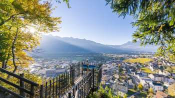 Vue de la terrasse panoramique sur la vallée ensoleillée du Rhin et la ville de Vaduz.