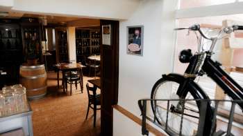 Intérieur élégant du restaurant avec des meubles en bois classiques et une ambiance chaleureuse
