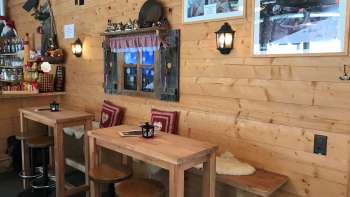 Bar confortable, aménagé dans un style alpin, avec une ambiance de chalet d'alpage