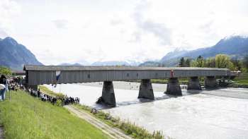 Le vieux pont historique sur le Rhin entre Vaduz et Sevelen - pont en bois couvert sur le Rhin avec panorama sur les Alpes.
