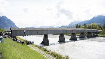 Le vieux pont historique sur le Rhin entre Vaduz et Sevelen - pont en bois couvert sur le Rhin avec panorama sur les Alpes.