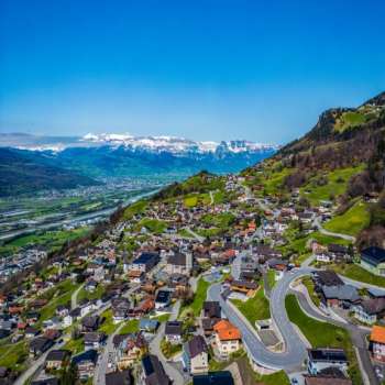 Vue sur Vaduz avec les montagnes et la vallée du Rhin en arrière-plan