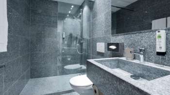 Salle de bains au Vaduzerhof par b_smart
