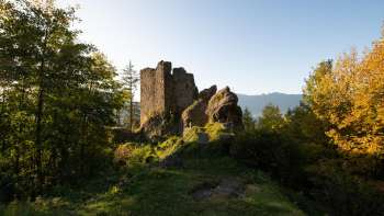Ruines du château de Schalun près de Vaduz au Liechtenstein, situé de manière impressionnante sur un éperon rocheux avec vue sur les Alpes.