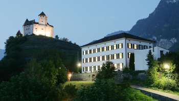 Vue nocturne de la Haus Gutenberg le château de Gutenberg en arrière-plan