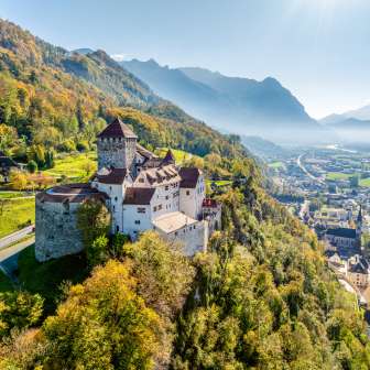 Vue automnale du château de Vaduz au Liechtenstein avec vue sur la vallée du Rhin