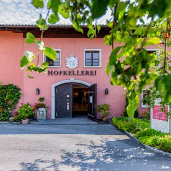 Entrée de la cave du Prince du Liechtenstein avec façade rose et armoiries