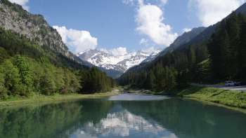 Vue sur le lac Gänglesee à Steg avec les montagnes en arrière-plan