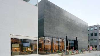 Vue extérieure du Musée des Beaux-Arts du Liechtenstein avec sa façade moderne et sa terrasse de café à Vaduz.